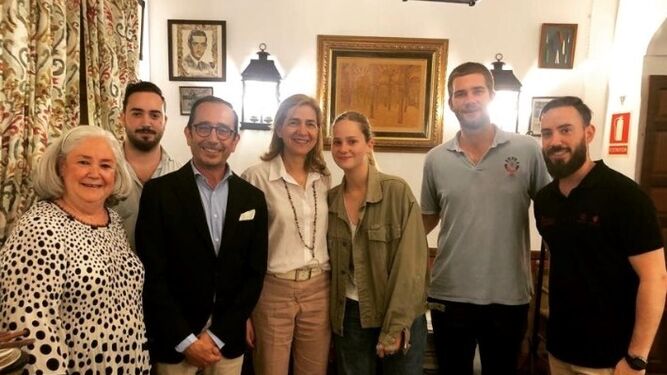La infanta Cristina, Irene y Juan Urdangarín y el equipo de Casa El Pisto posaron juntos con ocasión de tan ilustre visita