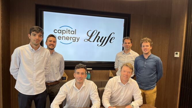 Pablo Alcón, director de Offshore de Capital Energy -a la izquierda-, y Frans Pieter Lindeboom, director en España de Lhyfe, con parte de sus equipos, durante la firma del acuerdo de colaboración.