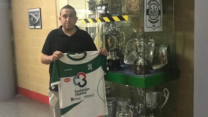 David Díaz posa con la camiseta del Deportivo Córdoba en Vista Alegre.