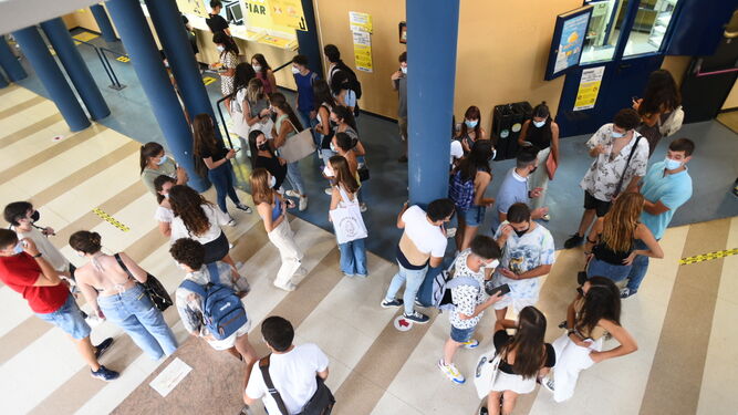 Alumnos en el campus universitario de Rabanales.