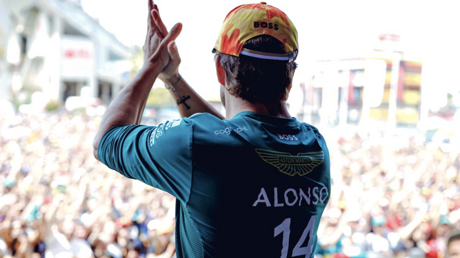 El piloto español de Aston Martin, Fernando Alonso, saluda al público.