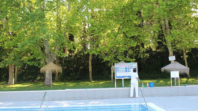 Montilla pone a punto sus piscinas municipales para la temporada 2023.