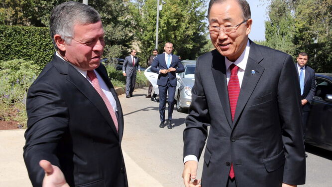 Abdalá II recibe al entonces secretario general de Naciones Unidas, Ban Ki-moon, a su llegada al Palacio Real en Amán en 2015.