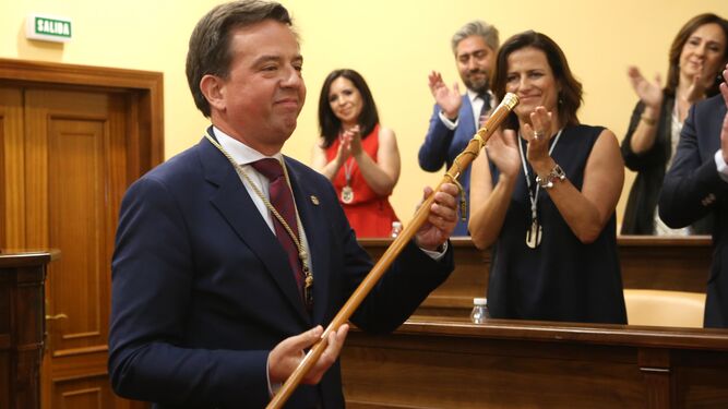 Aurelio Fernández, nuevo alcalde de Lucena, tras recibir el bastón de mando.
