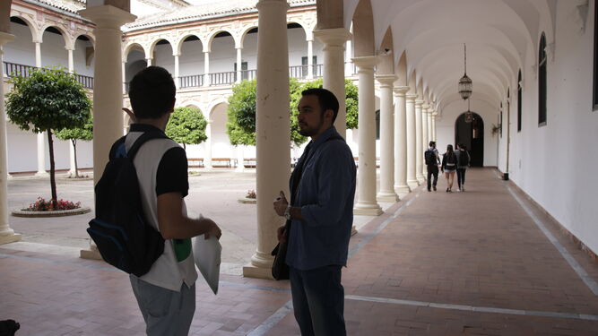 Varias personas en la Facultad de Derecho de la Universidad de Córdoba.