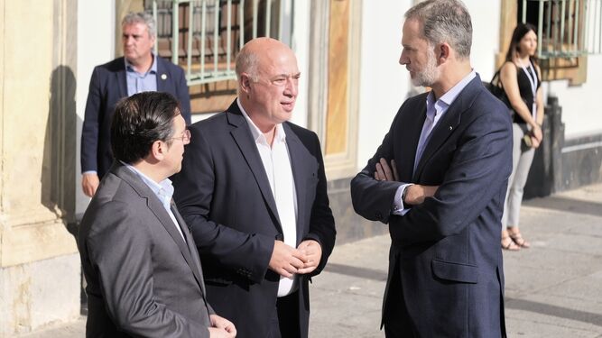 El Rey Felipe VI conversa con Antonio Ruiz y José Manuel Albares.