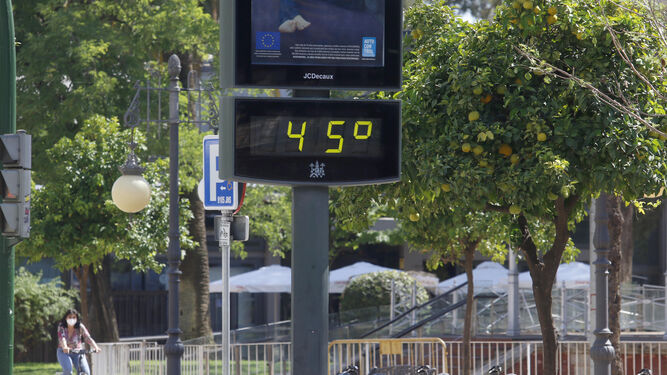 Un termómetro marca 45 grados de temperatura en Córdoba.