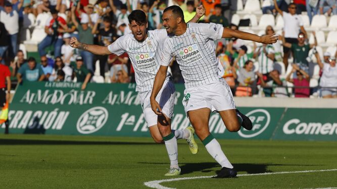De las Cuevas celebra un gol junto a Javi Flores.