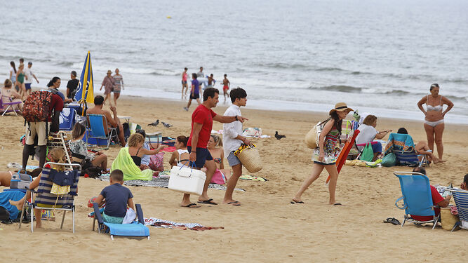 Numerosas personas en una playa andaluza.