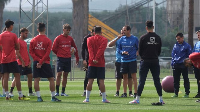 Diego Caro da órdenes a sus jugadores durante un entrenamiento.