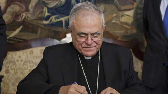 El obispo de Córdoba, Demetrio Fernández, firma el nombramiento de los nuevos párrocos para la Diócesis.