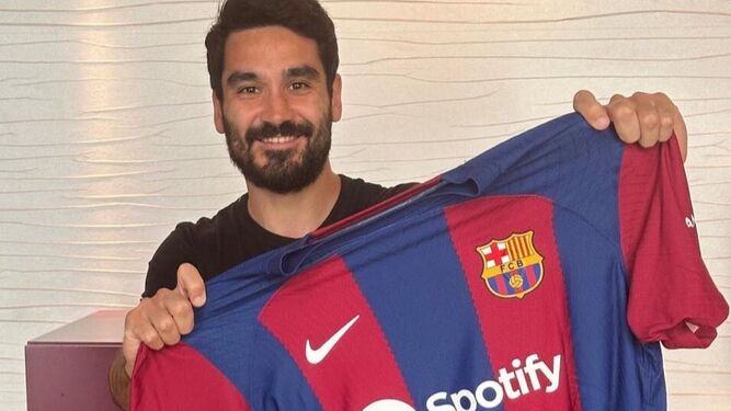 Ilkay Gundogan posa con la nueva camiseta del Barcelona.