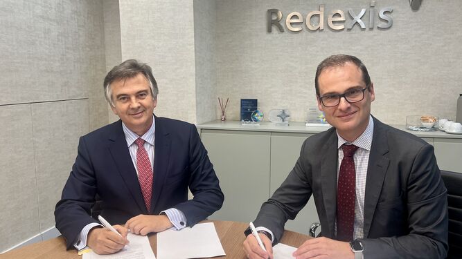 Pedro Marín, director general Inerco, y Fidel López Soria, CEO Redexis, firman la alianza.