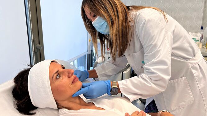 La doctora Espiñeira, con una paciente en consulta de Medicina Estética.