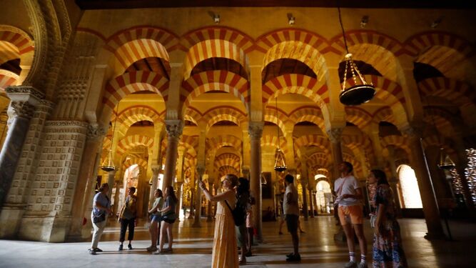 Turistas visitan el interior de la Mezquita-Catedral de Córdoba.