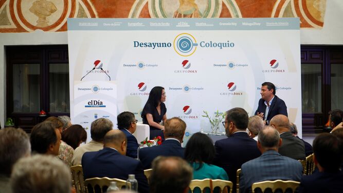 La directora de El Día, Raquel Montenegro, y el alcalde de Córdoba, José María Bellido, hablan ante el público del desayuno.
