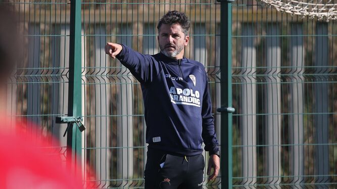 Iván Ania, nuevo entrenador del Córdoba CF, en un entrenamiento del Algeciras.