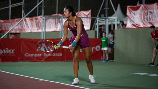 La filipina Alexandra Eala, durante su partido.