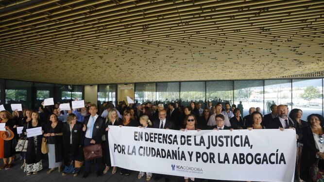 Concentración de los abogados en la sede judicial de Córdoba.