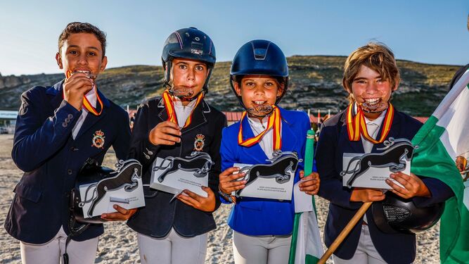 Los integrantes del Camper EuroGaza-Poni Club La Loma posan con su medalla de plata.