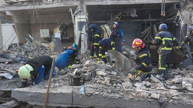 Miembros de los equipos de rescate trabajan en el restaurante atacado en Kramatorsk