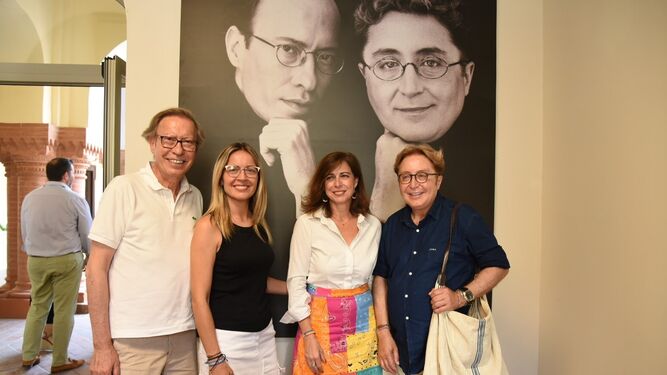 Los diseñadores, con Matilde Esteo, en la visita de las 'influencers' al museo.