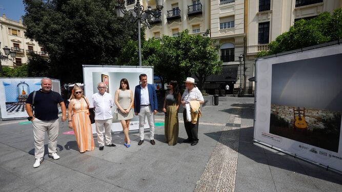 El alcalde de Córdoba con el presidente de Afoco y algunos de los artistas.
