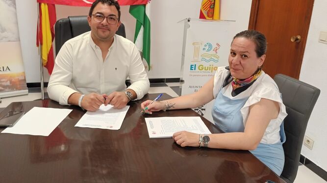 Un momento de la firma del primer convenio colectivo del Ayuntamiento de El Guijo.