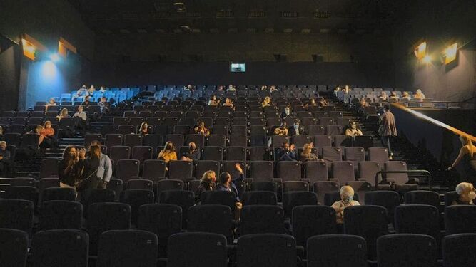 Imagen de archivo de espectadores en una sala de cine.