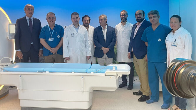 Profesionales sanitarios en la inauguración del equipo del Hospital San Juan de Dios de Córdoba.