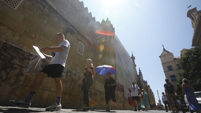 Turistas pasean por el entorno de la Mezquita Catedral.