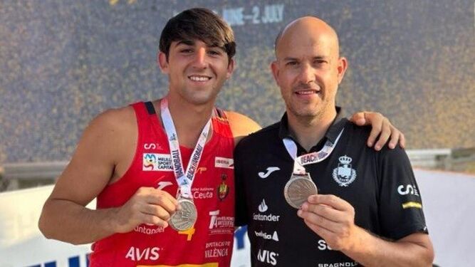 José Luis Castilla y Jesús Morales posan con su medalla conquistada en Izmir.