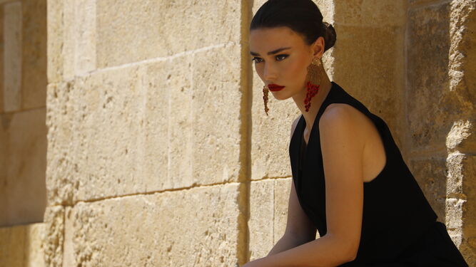 La modelo Alejandra Grieve luciendo joyas cordobesas a las puertas de la Mezquita-Catedral de Córdoba