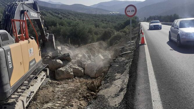 Obras en la carretera A-331 en Iznájar.