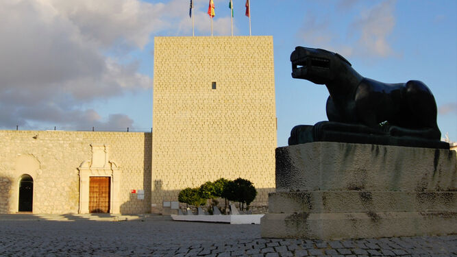 Plaza Palacio de Baena con el Castillo de la Almedina al fondo.