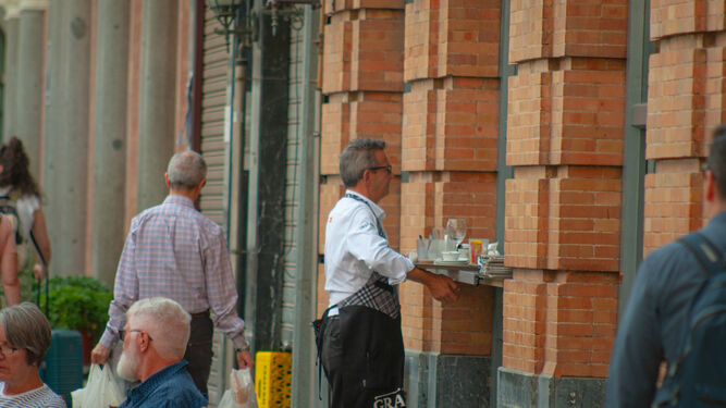 Un camarero en una de las terrazas de Las Tendillas.