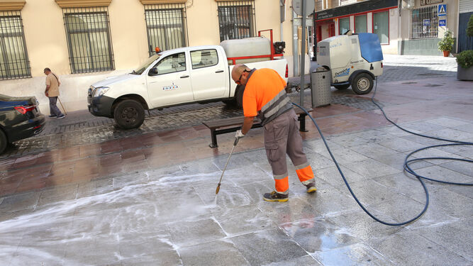 Un trabajador en la limpieza de las calles de Lucena.