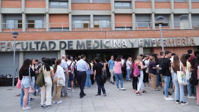 Alumnos esperan su turno para realizar la prueba de acceso a la Universidad en la Facultad de Medicina de Córdoba.