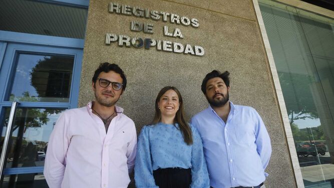 Pablo Castellano, Montse Zafra y Marcos Reyes posan en el registro de la propiedad de Córdoba.