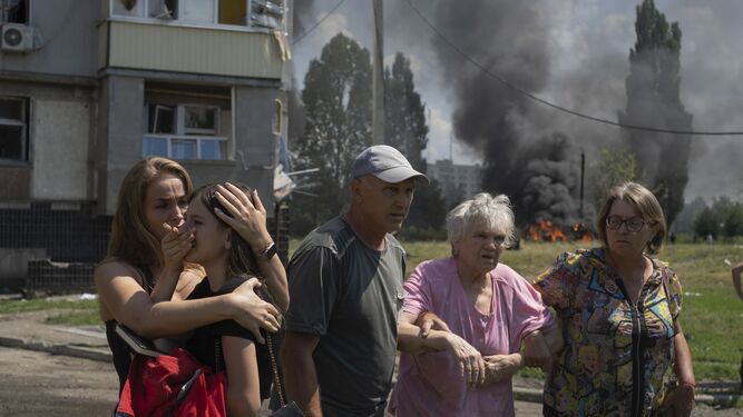 Residentes ucranianos abandonan sus viviendas tras un ataque en el área de Jarkov.