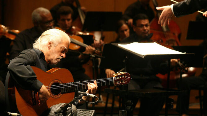 Manolo Sanlúcar, interpretando 'Medea' con la Orquesta de Córdoba en 2007.