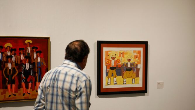 Un hombre observa dos obras de temática taurina de la exposición de Mariano Aguayo en Vimcorsa.