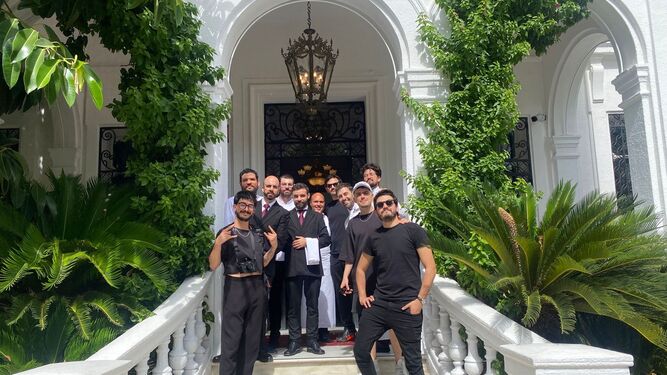 Los integrantes de Morat posaron con el chef Juanjo Ruiz y su equipo en la puerta de La Casa de Manolete Bistró