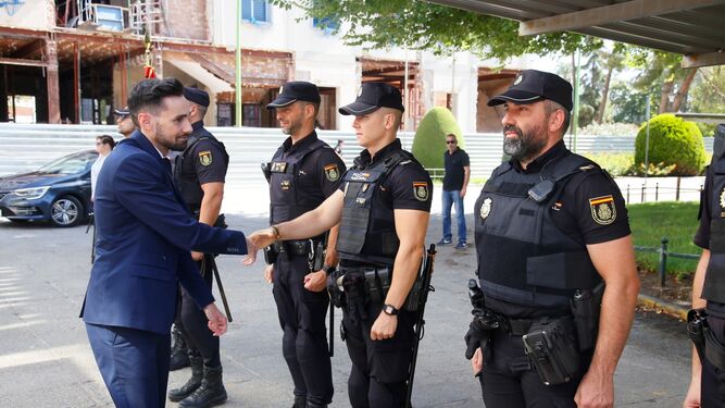 El secretario de Estado de seguridad saluda a varios agentes a su llegada a la Subdelegación de Córdoba