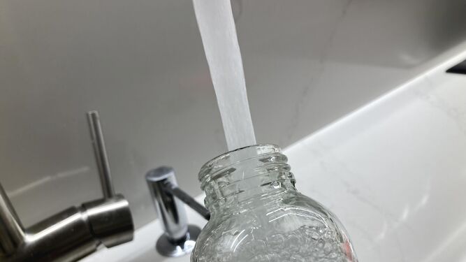 Agua sobre una botella.