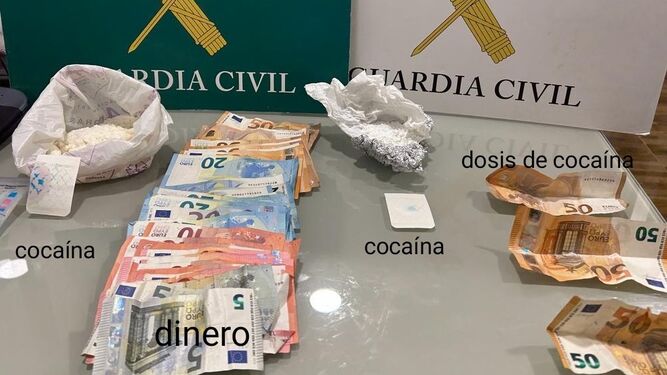 Droga y dinero intervenidos por la Guardia Civil en Villa del Río.