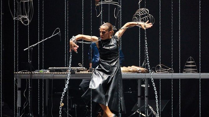 Escena del espectáculo 'La reina del metal', de Vanesa Aibar  & Enric Monfort.