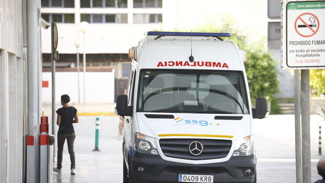 Una ambulancia en la puerta de las Urgencias generales del Reina Sofía.