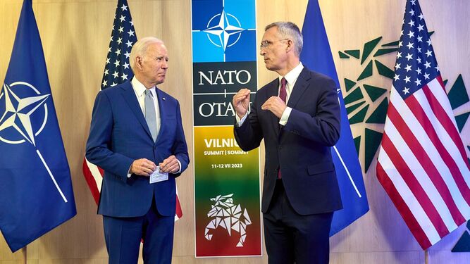 El presidente de EEUU,Joe Biden (izq.), y el secretario general de la OTAN, Jens Stoltenberg, durante un encuentro bilateral con motivo de la cumbre de Vilna.