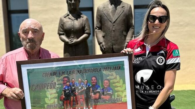 Marija Galonja entrega a Francisco Morales un cuadro conmemorativa del triunfo en la Copa del Rey.